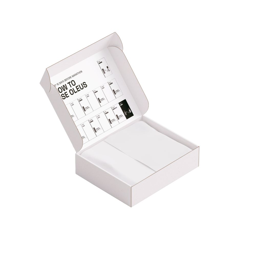 Geöffnete weiße Verpackung mit Anweisungen und leeren Blättern. Aufschrift: HOW TO USE OLEUS.