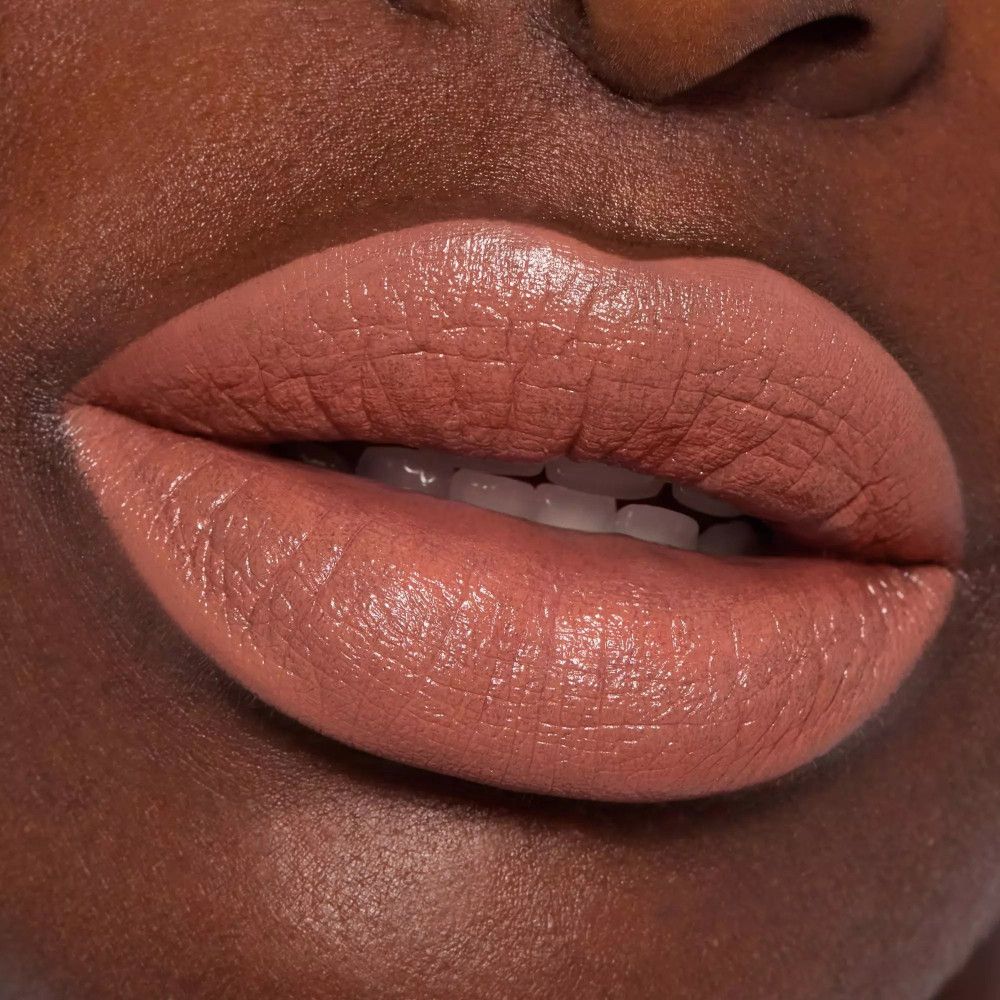 Nahaufnahme von Lippen mit Lippenstift. Die Lippen sind mit einem braunen Farbton geschminkt. Deutliche Textur und Farbe.