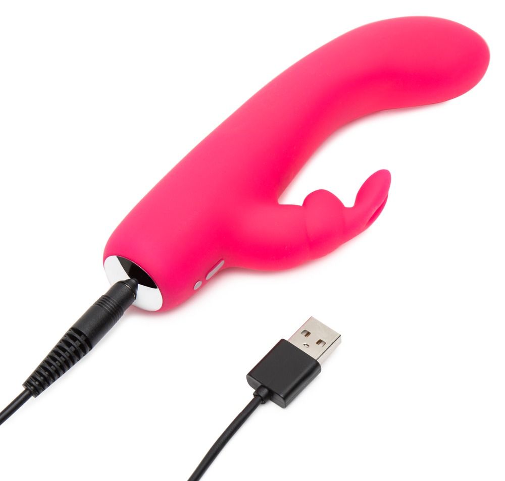 Rosa Vibrator mit USB-Ladekabel. Das Gerät hat eine gebogene Form mit einem Hasenohren-Aufsatz.