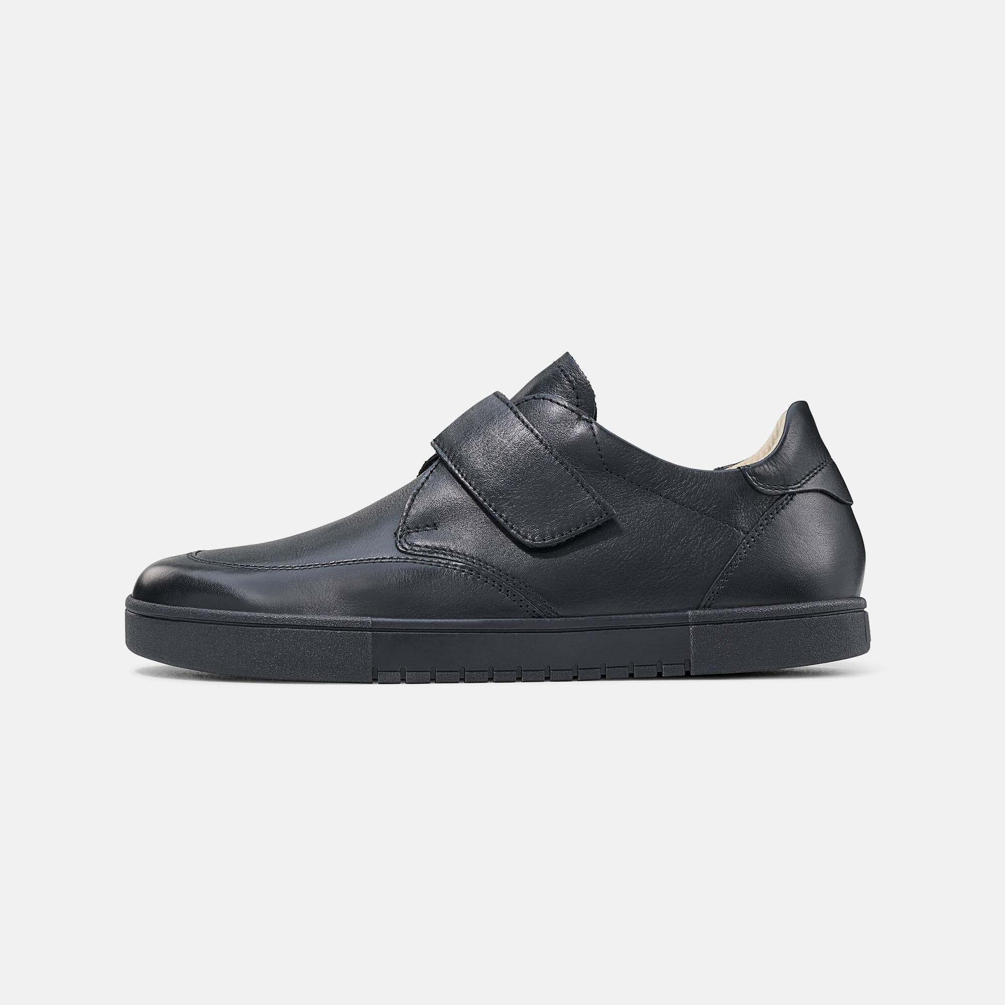 Schwarze Leder-Schuhe mit Klettverschluss.