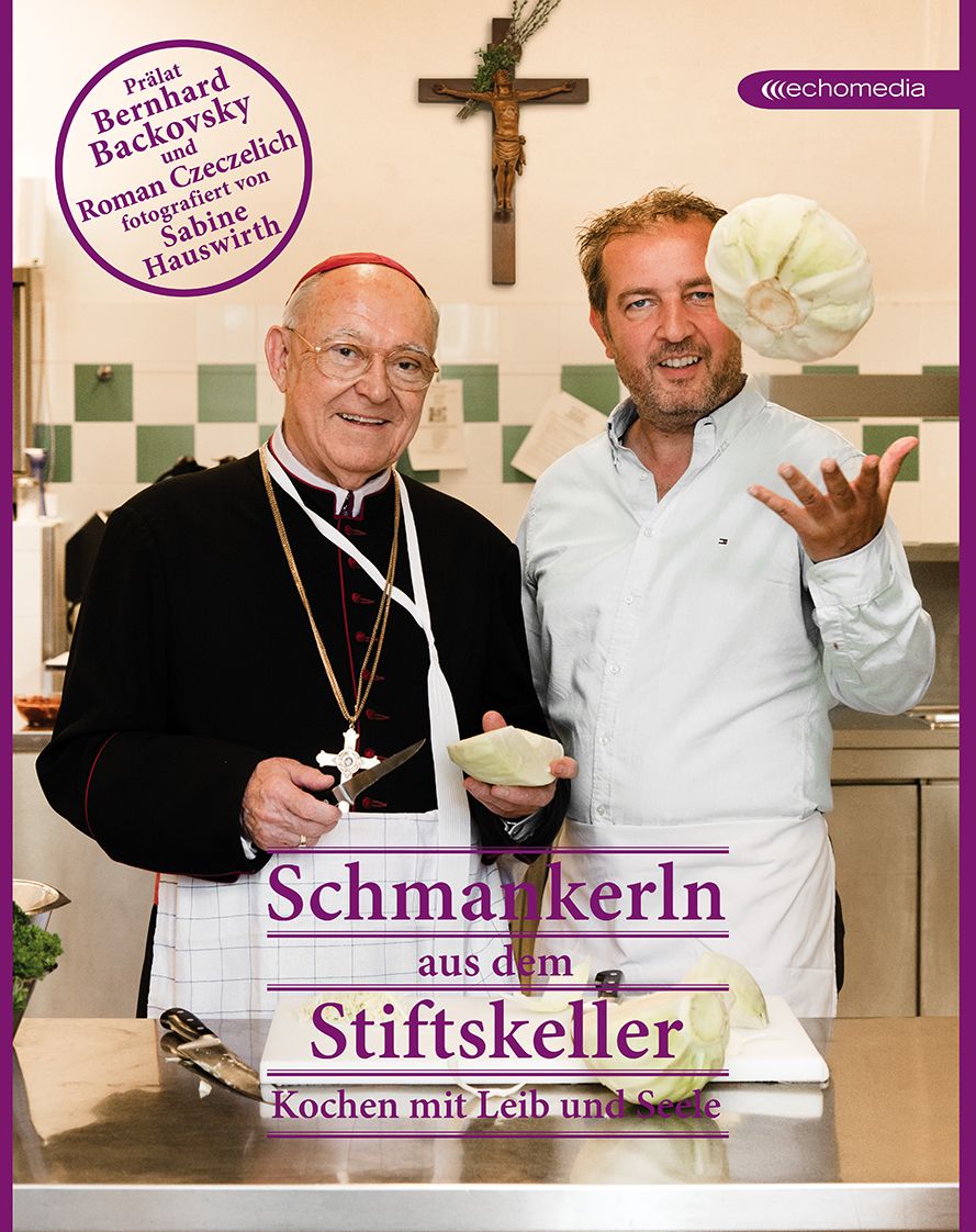 Buchcover mit zwei Männern. Titel: Schmankerln aus dem Stiftskeller. Autoren: Bernhard Backovsky und Roman Czeczelich.
