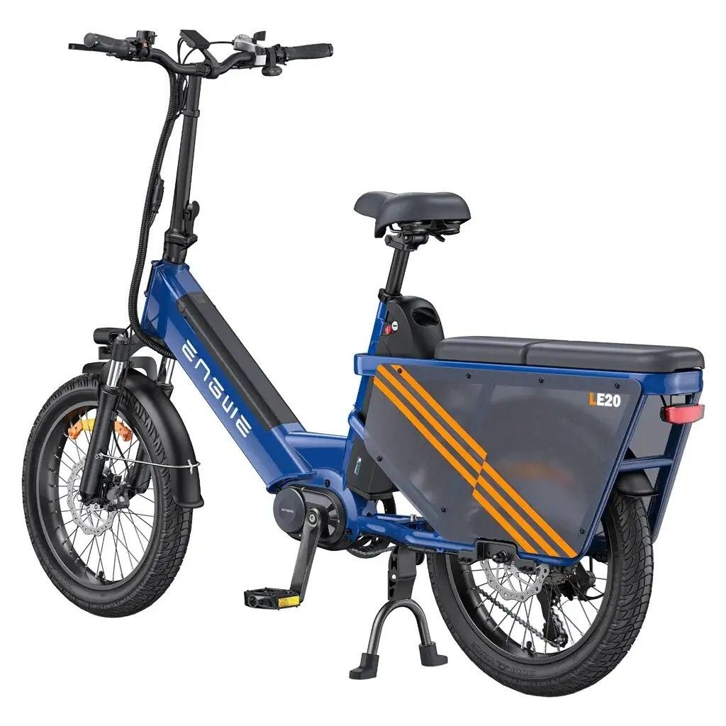 Blaues E-Bike mit Gepäckträger. Schwarze Details, orangefarbene Streifen. Marke ENGWE sichtbar. Modell LE20.