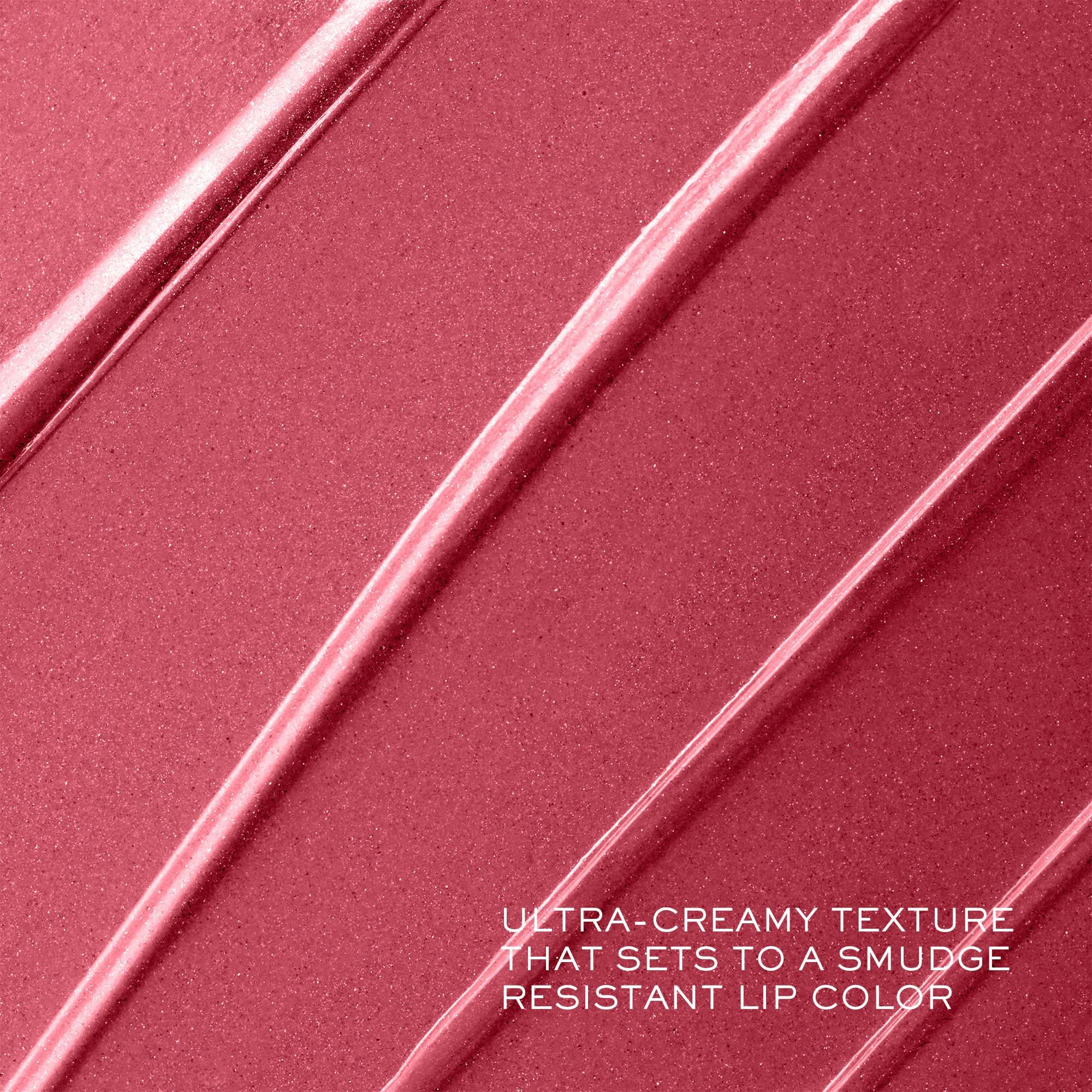 Nahaufnahme von rosa Lippenstift-Textur. Textur mit Schriftzug: ULTRA-CREAMY TEXTURE THAT SETS TO A SMUDGE RESISTANT LIP COLOR.