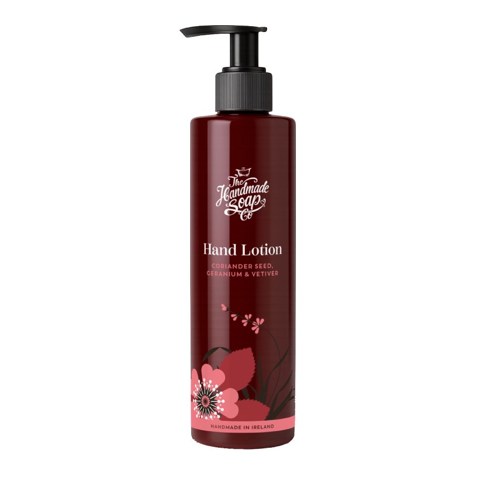 Flasche Handlotion mit schwarzem Pumpkopf. Aufschrift: Hand Lotion, Koriandersamen, Geranium & Vetiver. Florales Design.