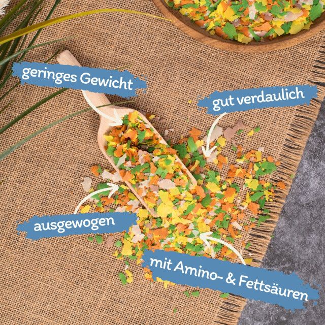 Flocken mit Holzschaufel auf Leinentuch. Beschriftungen: geringes Gewicht, gut verdaulich, ausgewogen, mit Amino- & Fettsäuren.