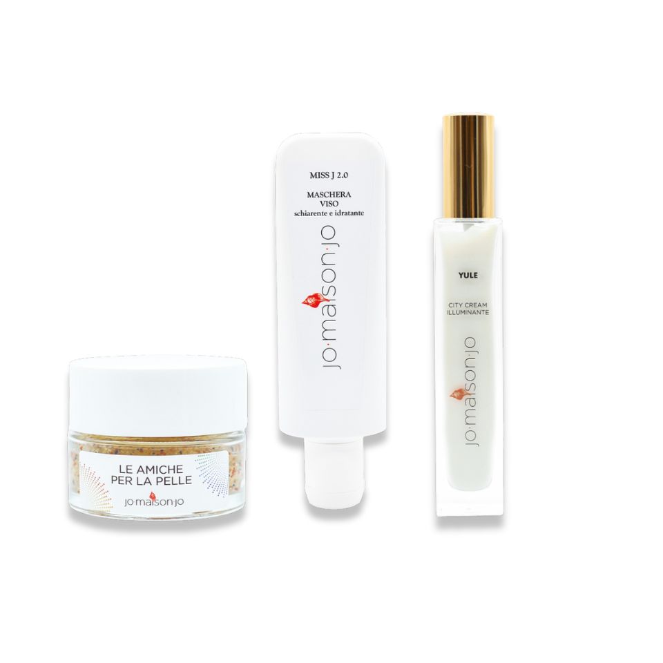 Tre prodotti cosmetici Jo.Maison.Jo: crema, maschera e siero. Confezioni bianche con dettagli dorati. Scritte in italiano.