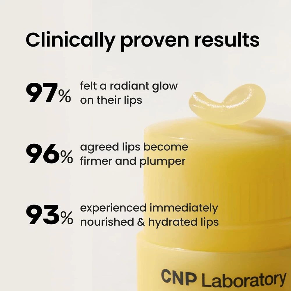 Nahaufnahme eines gelben Lippenbalsams. Text: CNP Laboratory. 97% fühlten ein strahlendes Leuchten auf ihren Lippen.