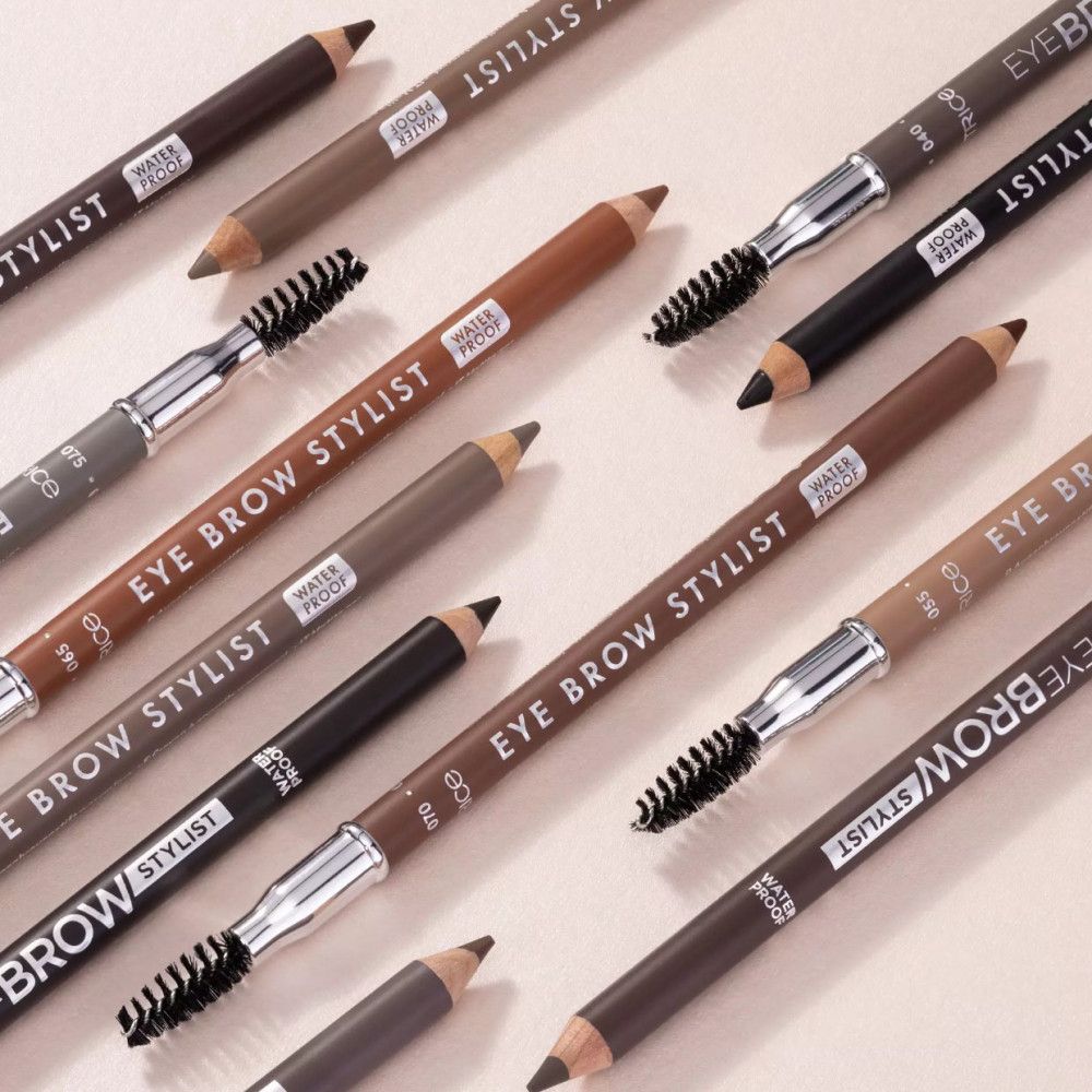 Mehrere Brauenstifte mit Bürste. Aufschrift EYE BROW STYLIST. Verschiedene Farben.