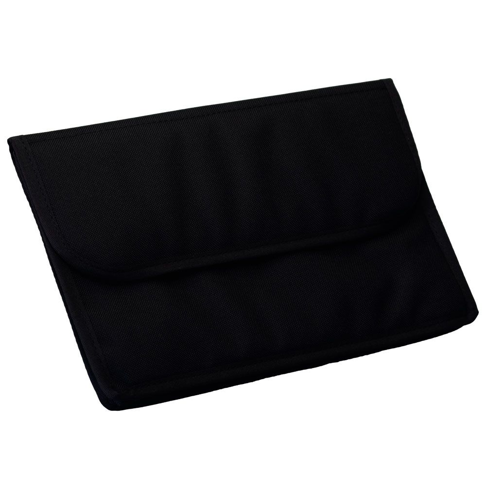 Flache, schwarze Tasche mit Klappe. Rechteckige Form, aus Stoff gefertigt.