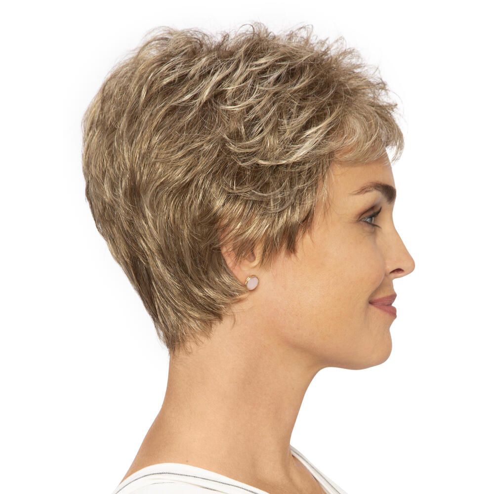 Kurzhaarperücke in Blondtönen. Seitenansicht einer Frau, die die Perücke trägt. Die Perücke hat einen Pony.