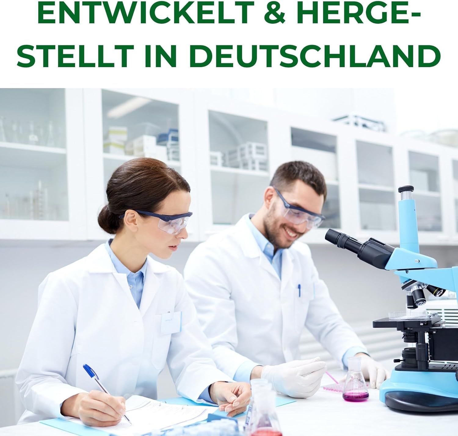 Wissenschaftler im Labor. Mikroskop, Reagenzgläser. Entwickelt und hergestellt in Deutschland.