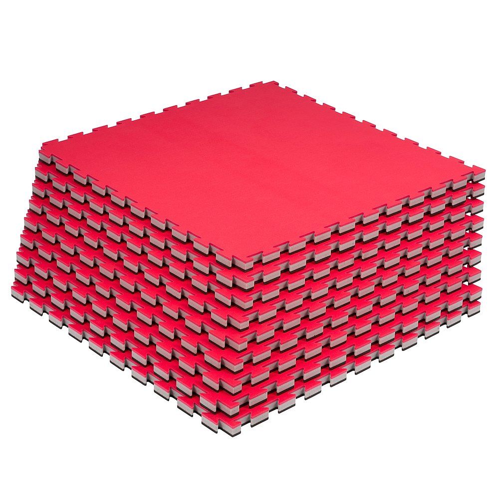 Stapel roter Fitness-Matten. Quadratische Form mit ineinandergreifenden Kanten. Mehrere Schichten sichtbar.