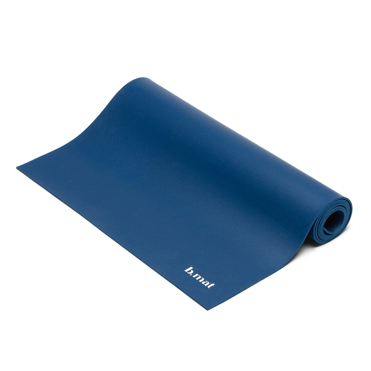 Blau gerollte Yogamatte. Weißer Schriftzug "b.mat" am Rand. Auf hellem Hintergrund.
