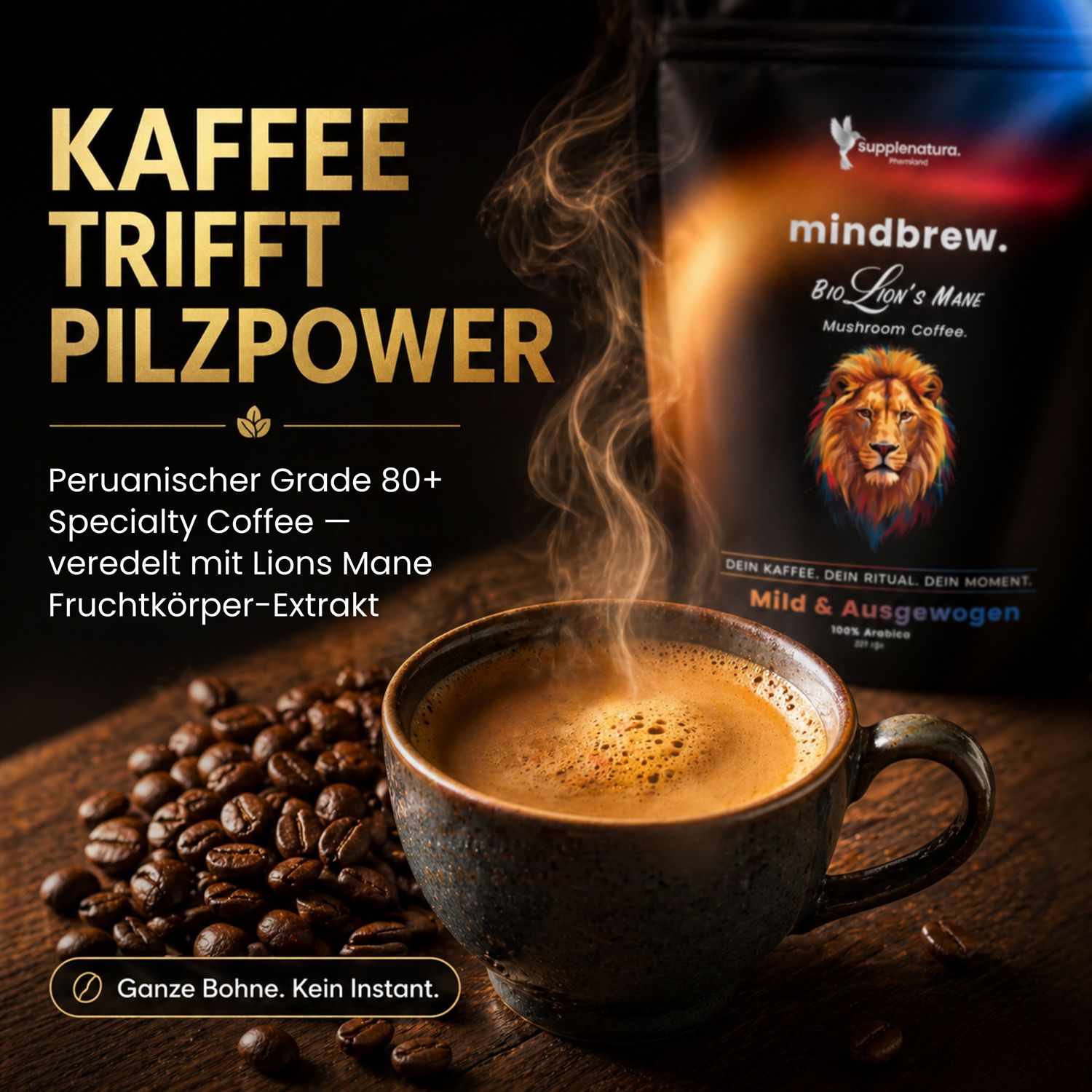 Eine dampfende Tasse Kaffee neben einer Packung Mindbrew Pilzkaffee und gerösteten Kaffeebohnen.