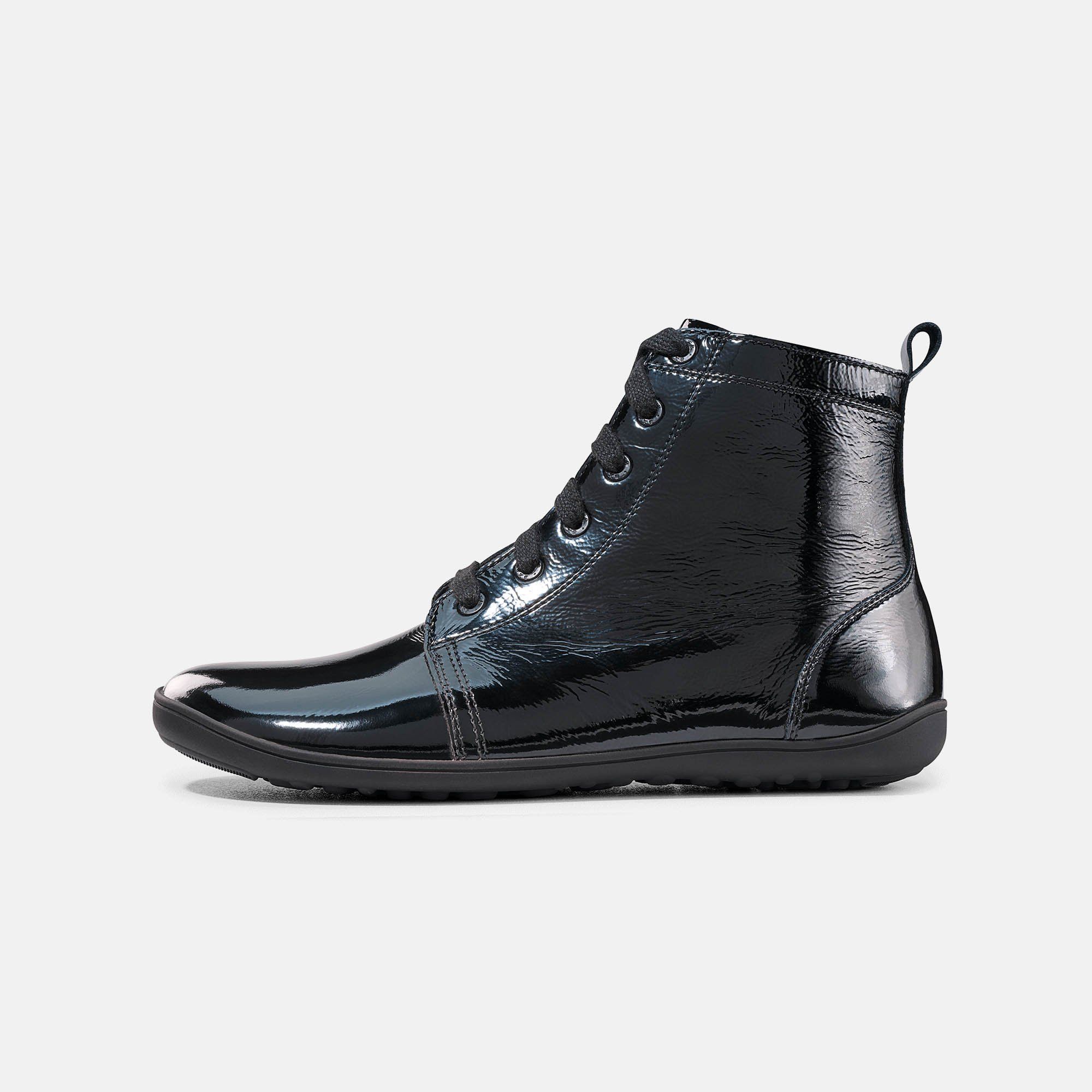 Schwarze Stiefelette mit Schnürung. Glänzendes Obermaterial. Flache Sohle. Seitenansicht.