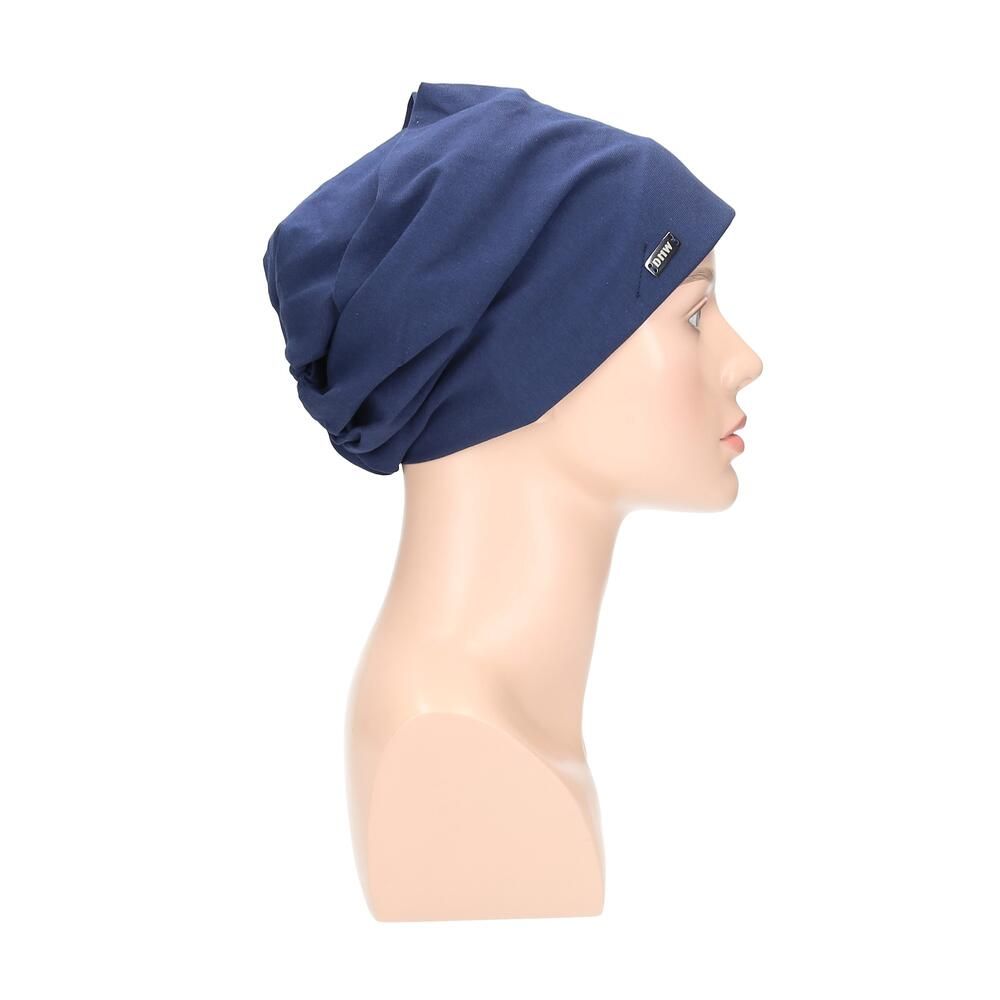 Marinefarbener Turban auf einer Büste. Seitenansicht.