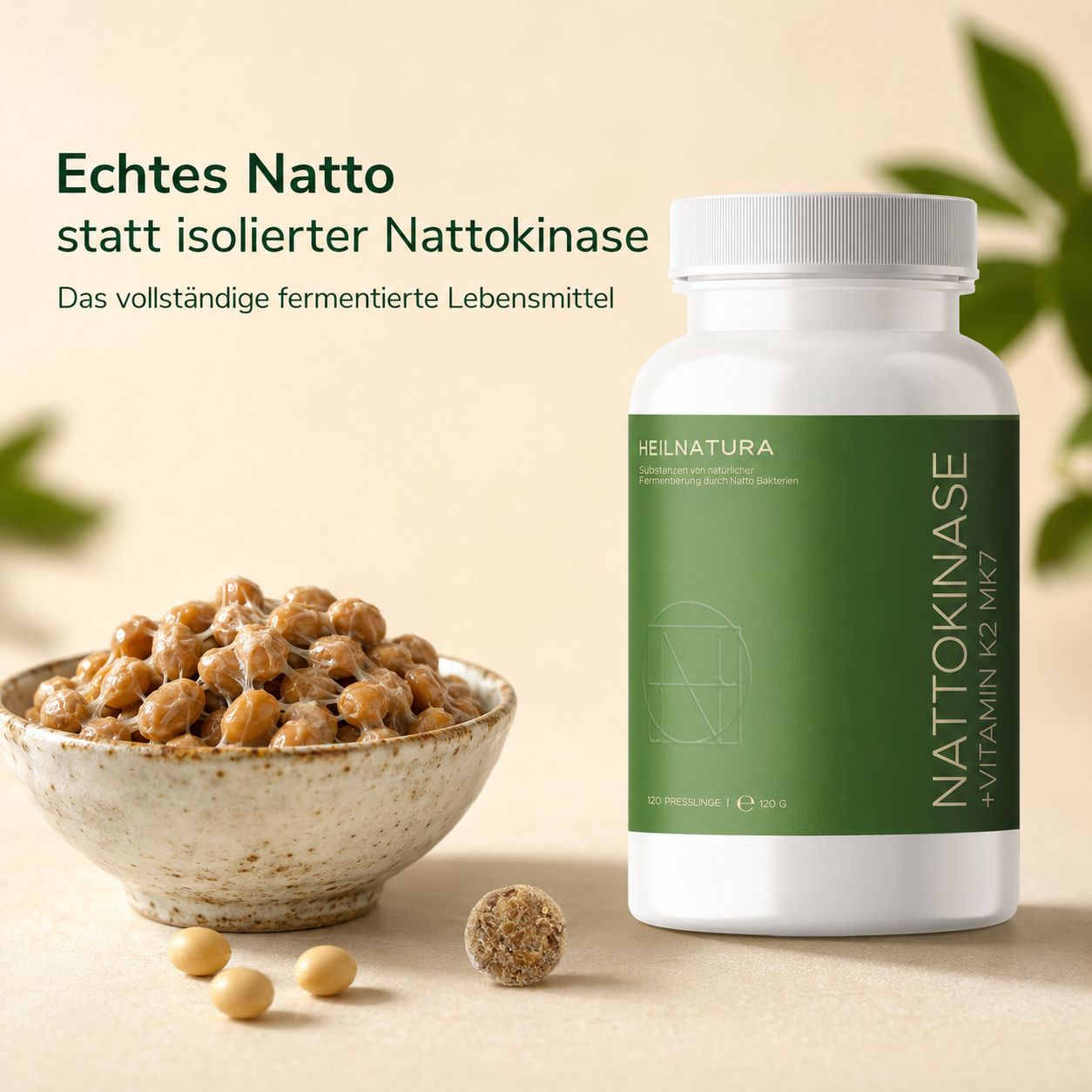 Schale mit fermentierten Sojabohnen (Natto) neben einer Dose Nattokinase + Vitamin K2 MK7.