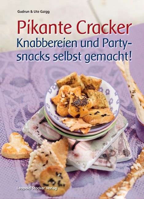 Buchcover mit dem Titel "Pikante Cracker". Gezeigt werden Cracker auf Tellern, darunter verschiedene Formen und Texturen. Der Verlag ist Leopold Stocker Verlag.