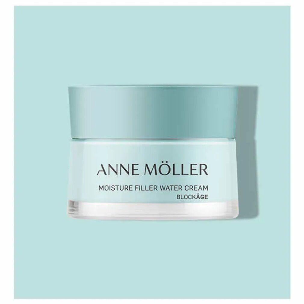 Hellblaues Cremeglas mit Deckel. Aufschrift: ANNE MÖLLER, MOISTURE FILLER WATER CREAM, BLOCKÂGE. Auf hellblauem Hintergrund.