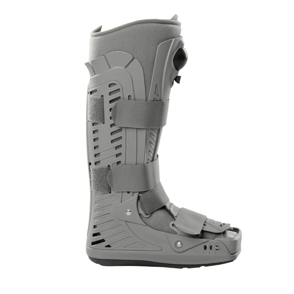 Grauer, hoher Stiefel mit Klettverschlüssen und Verstellrad zur Stabilisierung des Knöchels und Unterschenkels.