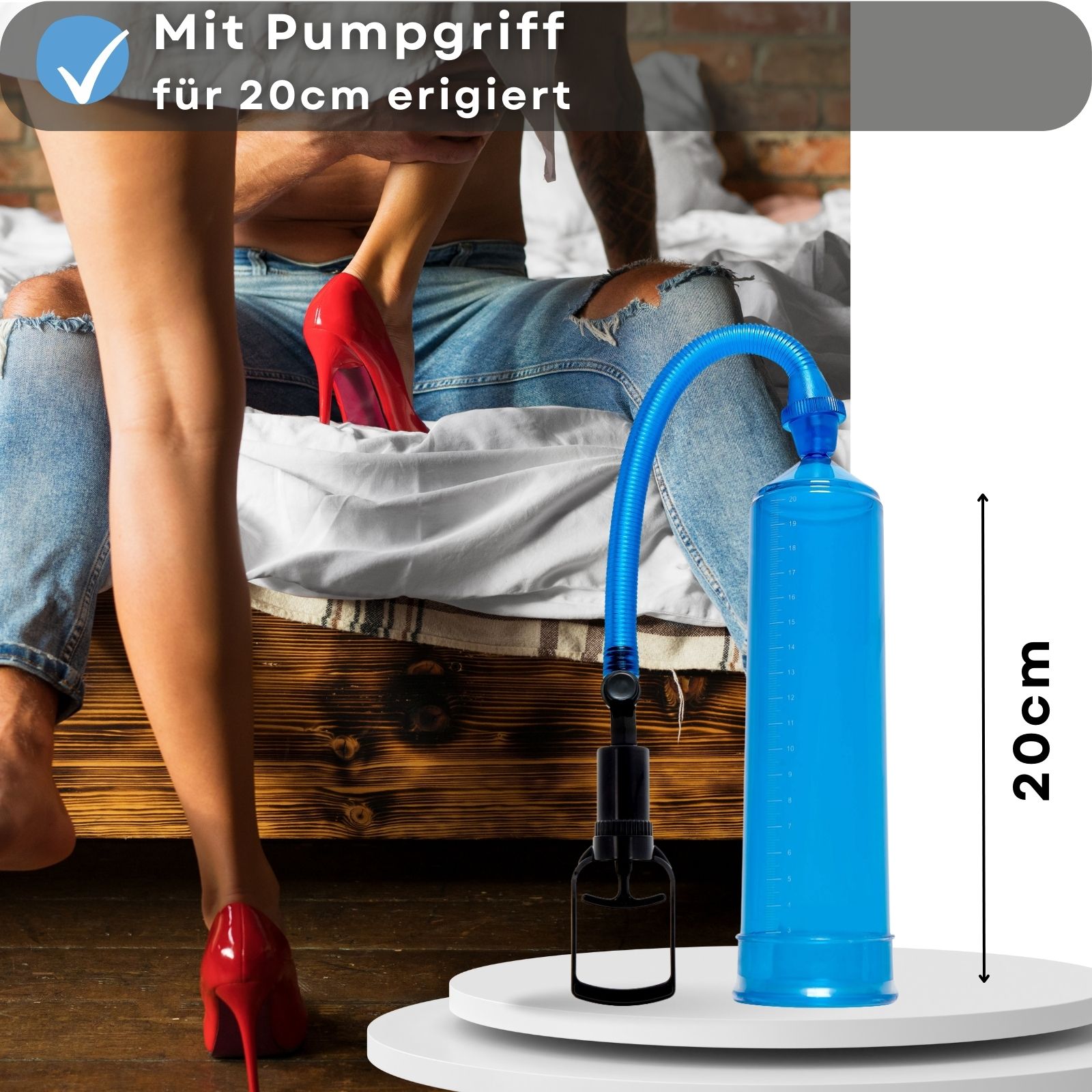 Blaue Penis-Pumpe mit Pumpgriff. 20 cm. Frau mit roten Schuhen. Auf weißer Oberfläche.