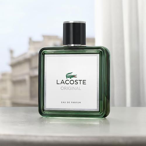 Lacoste Original EdP Nat. Spray Flakon. Quadratische Form, grüner Rahmen, weißes Etikett mit Krokodil-Logo. Text: Eau de Parfum.