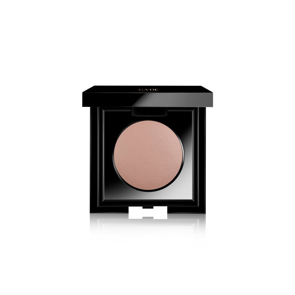Ga-De Velveteen Matte Mono Eyeshadow. Schwarze quadratische Verpackung mit beigem Lidschatten. Deckel geöffnet, Produkt sichtbar.