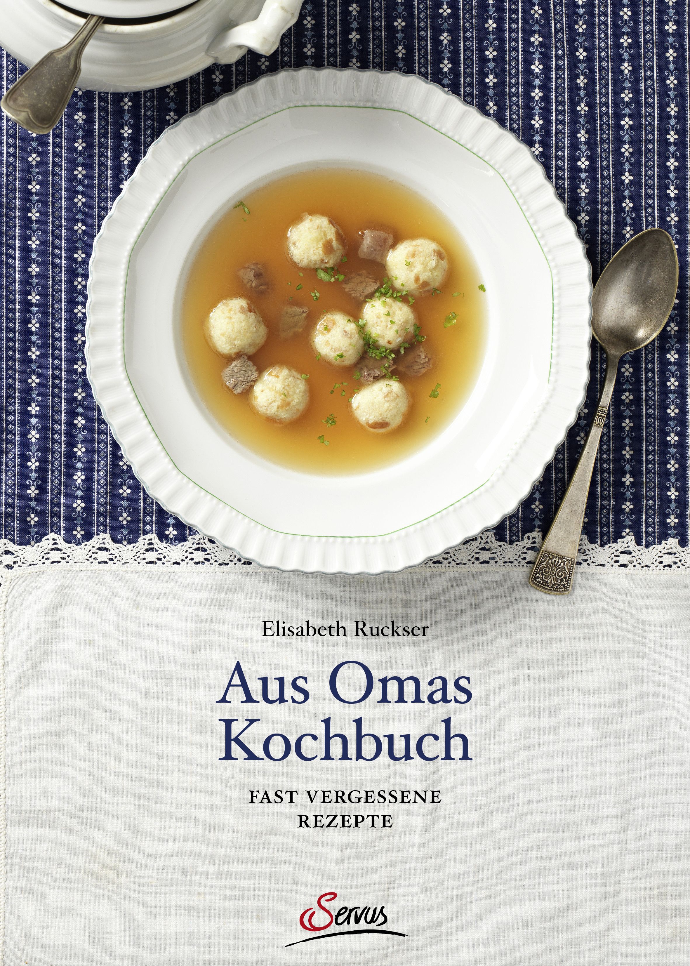 Buchcover mit Titel "Aus Omas Kochbuch". Darunter "Fast vergessene Rezepte". Servus-Logo. Im Hintergrund Suppe mit Knödeln.