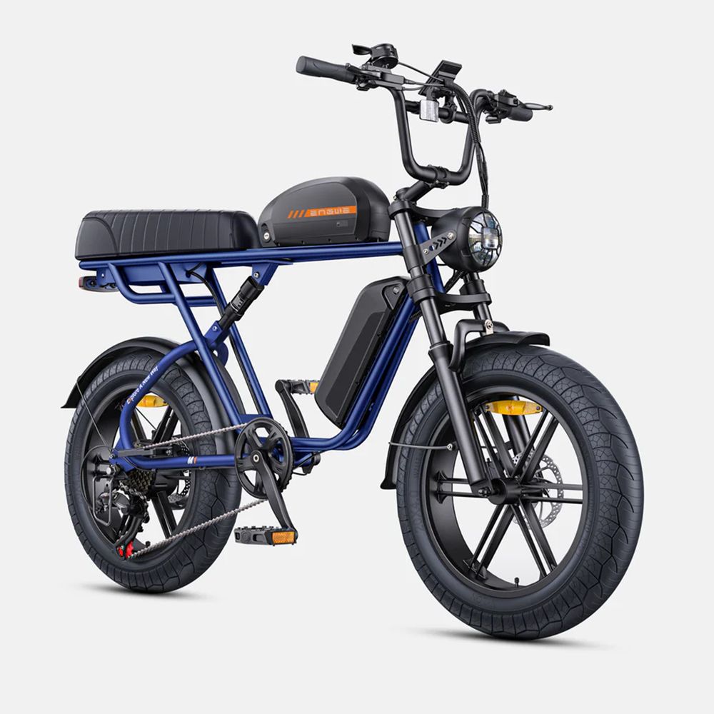 Blaues Elektro-Mountainbike mit schwarzen Reifen und Sitz. Schwarzer Lenker und Scheinwerfer. Akku am Rahmen.