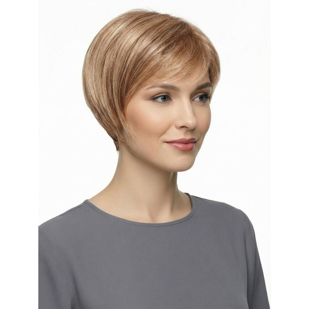 Kurzhaarperücke mit Seitenscheitel. Blonde und braune Strähnen. Frau mit grauem Oberteil. Blick zur Seite.