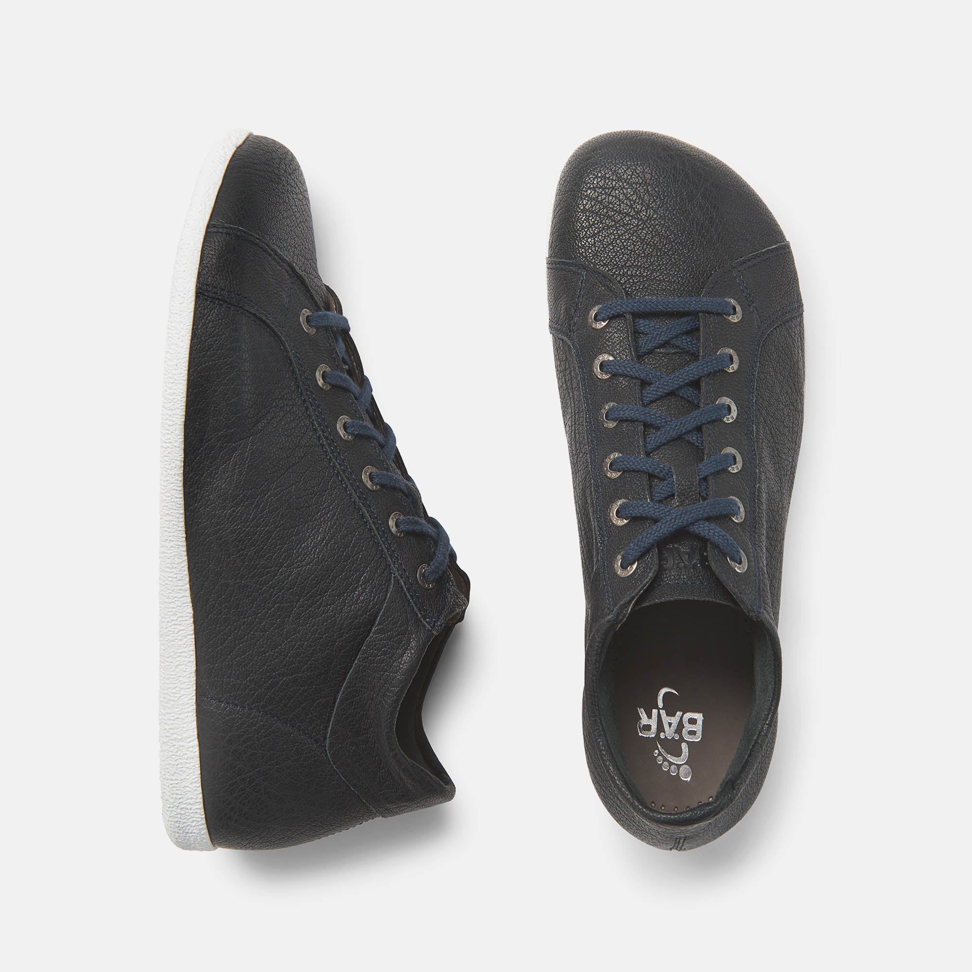 Draufsicht auf zwei schwarze Stiefeletten mit blauen Schnürsenkeln und weißer Sohle. Logo 'BÄR' sichtbar.