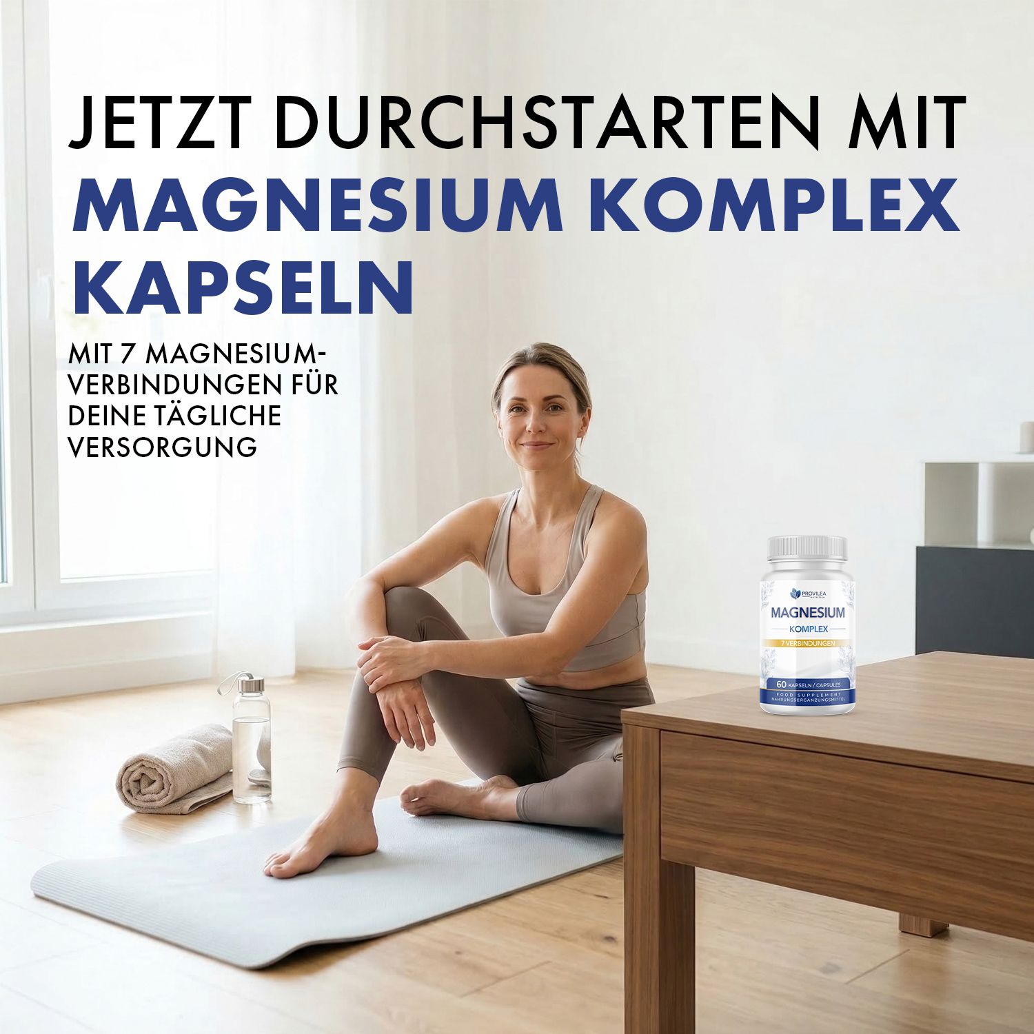 Frau sitzt auf einer Yogamatte. Auf einem Tisch steht eine Flasche Magnesium Komplex Kapseln.