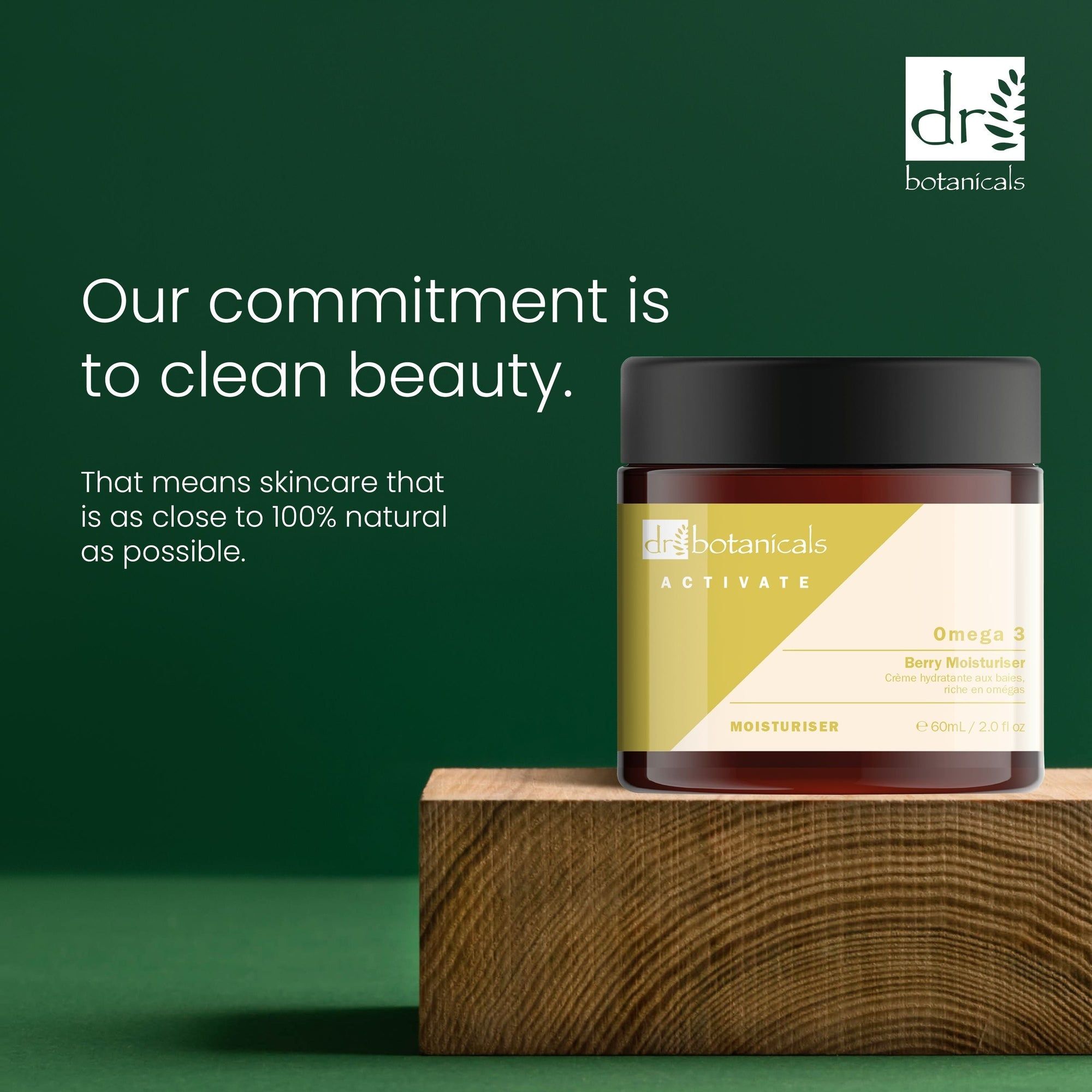 Cremebehälter auf Holzblock. Text: Our commitment is to clean beauty. Dr Botanicals. Omega 3 Berry Moisturiser.