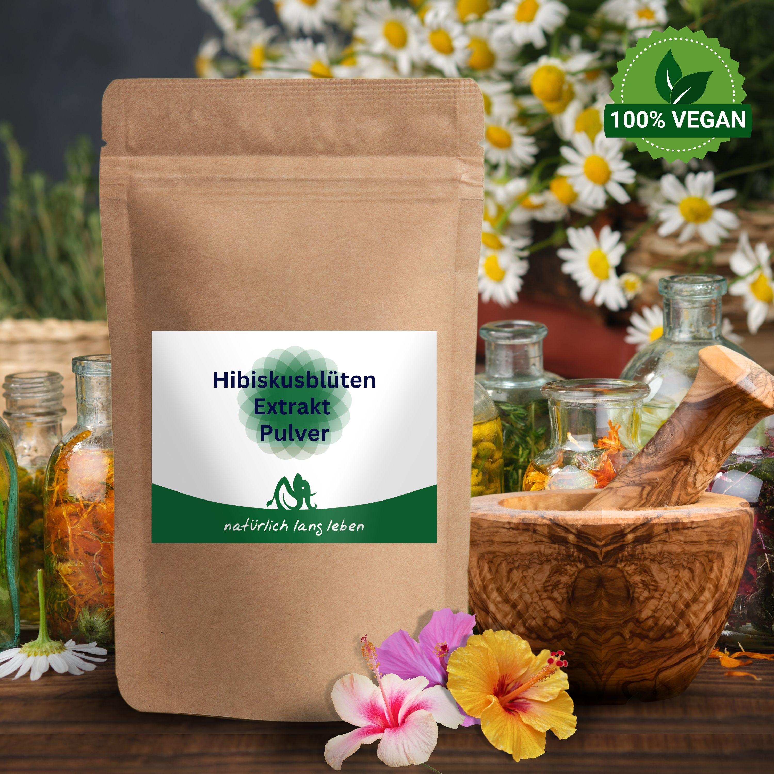Produktbeutel mit Hibiskusblüten Extrakt Pulver. Hintergrund: Kräuter, Blüten, Mörser.