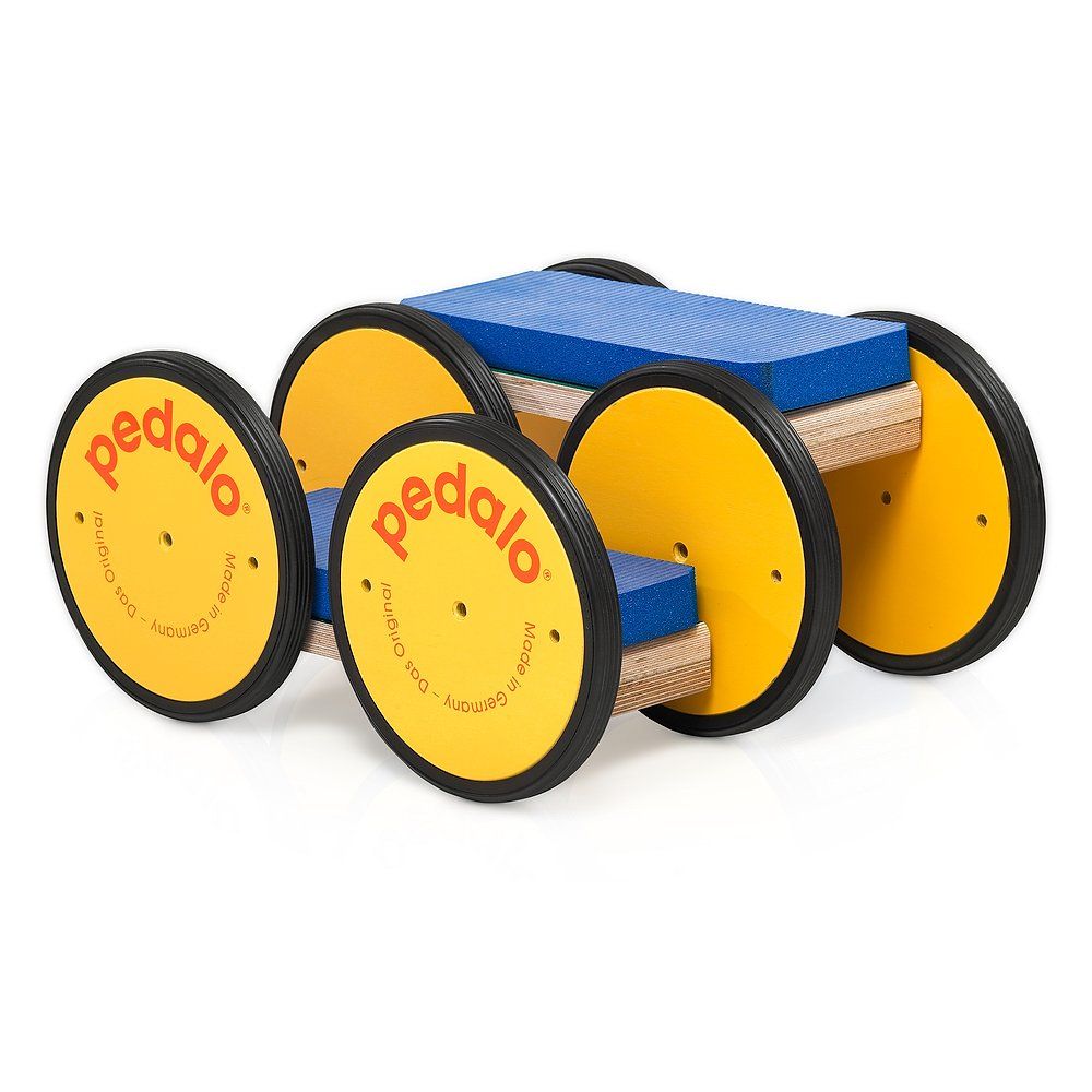 Koordinationstrainer mit gelben Rädern, blauem Polster und Holzrahmen. Räder mit "pedalo"-Logo. "Made in Germany" Text.
