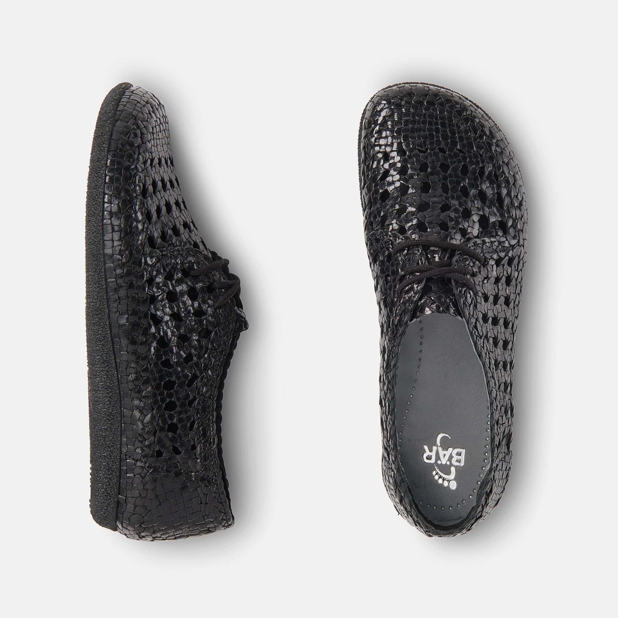 Schwarze, geflochtene Lederschuhe mit Schnürung.