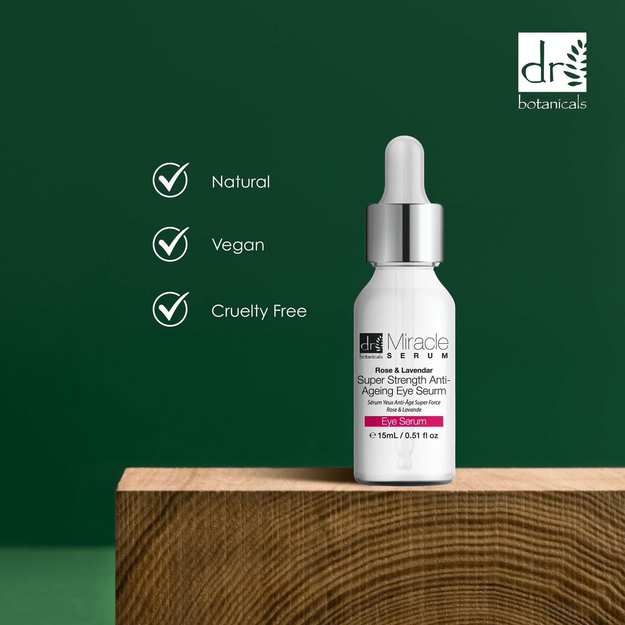 Produktflasche auf Holzblock. Text: Natural, Vegan, Cruelty Free. Marke und Produktname sichtbar. Grüner Hintergrund.