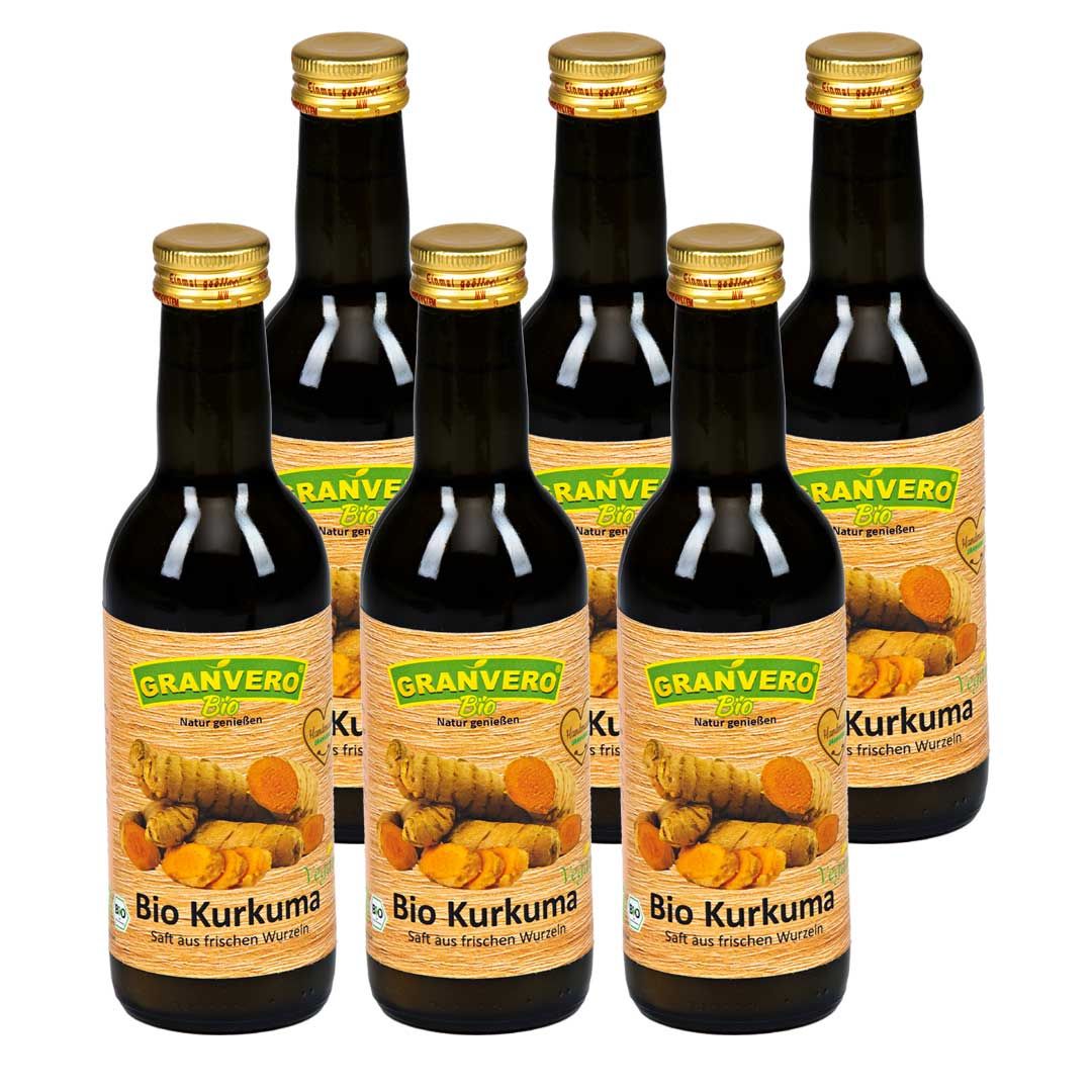 Sechs Flaschen Granvero Bio Kurkuma Saft. Braune Glasflaschen mit goldenen Verschlüssen und Etiketten mit Produktinformationen.