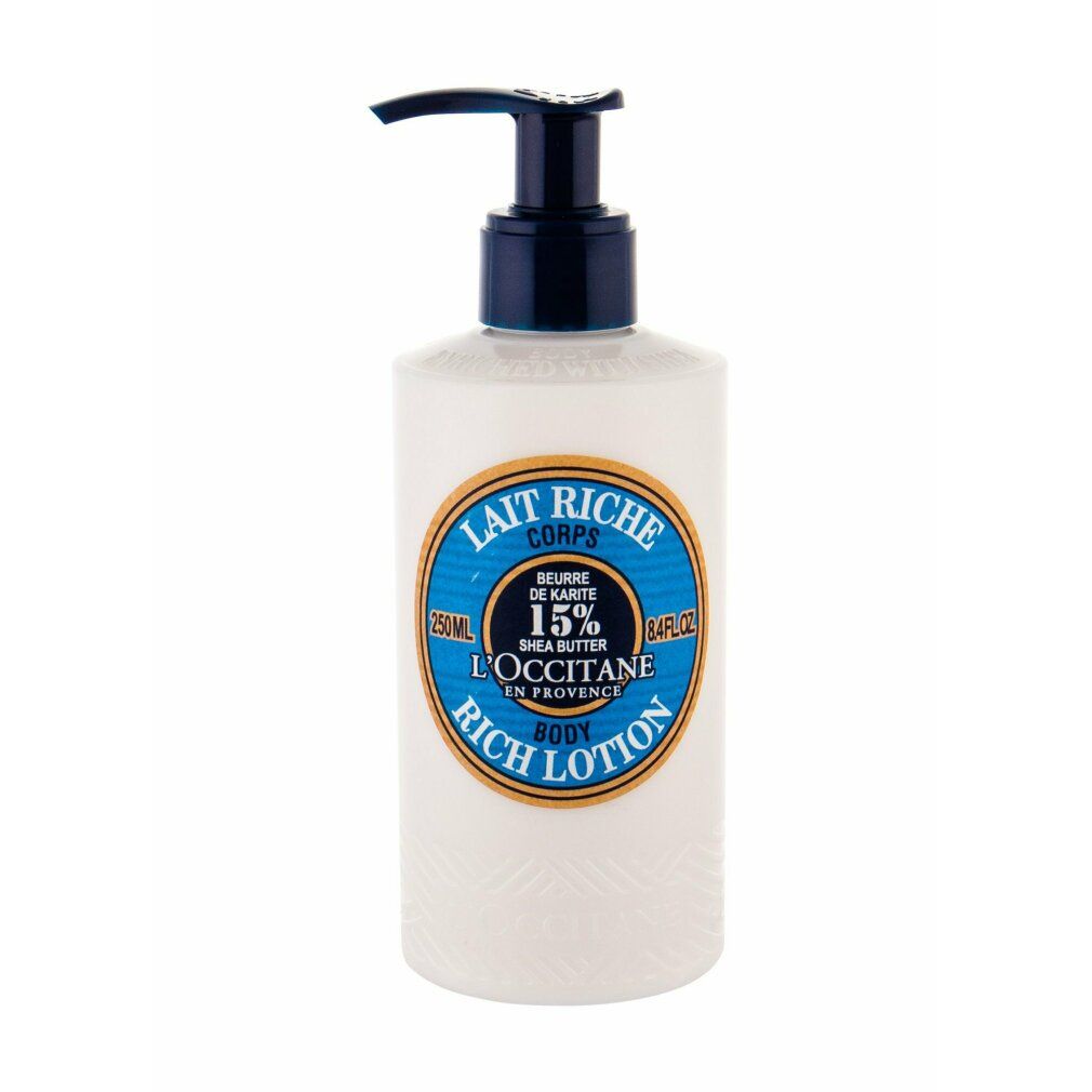 Weiße Flasche mit blauem Pumpkopf. Aufkleber mit Text: Lait Riche Corps, 15% Shea Butter, L'Occitane, Rich Lotion.