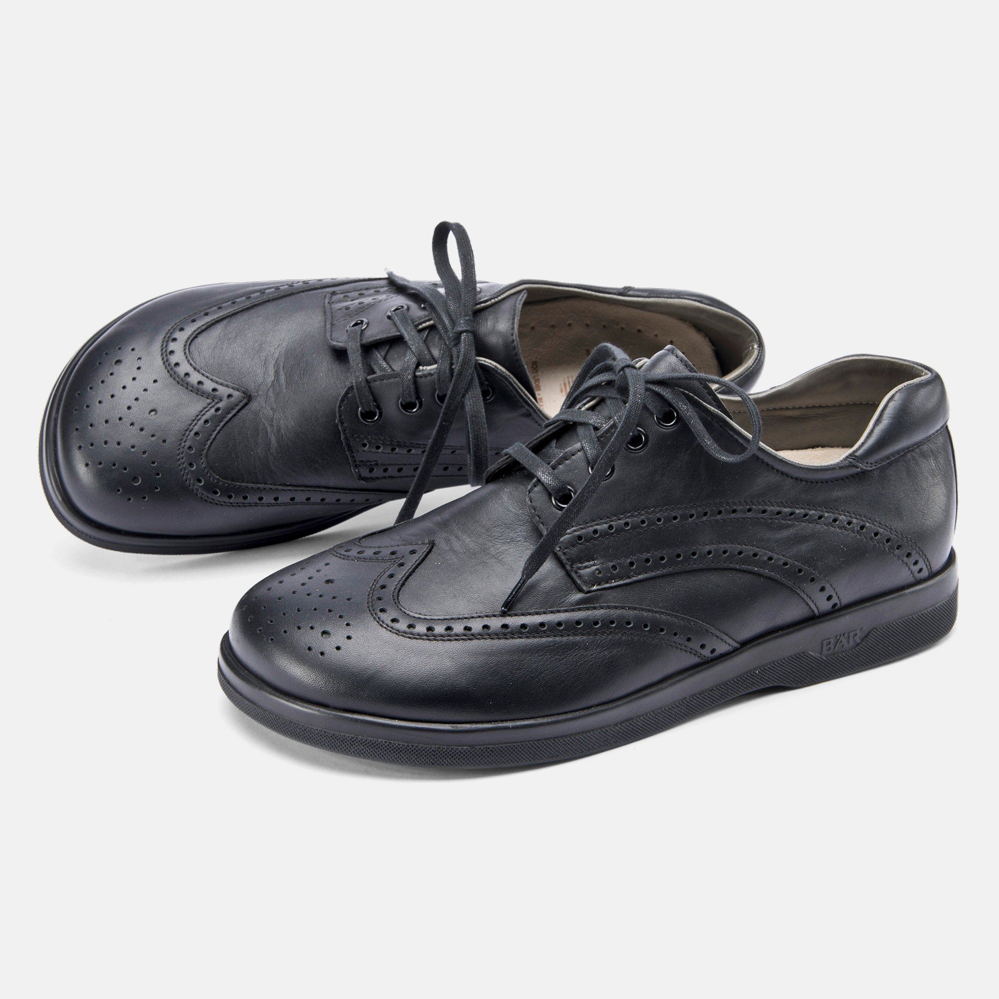 Schwarze Schnürschuhe mit Lochmuster. Breite Passform. Nahaufnahme.