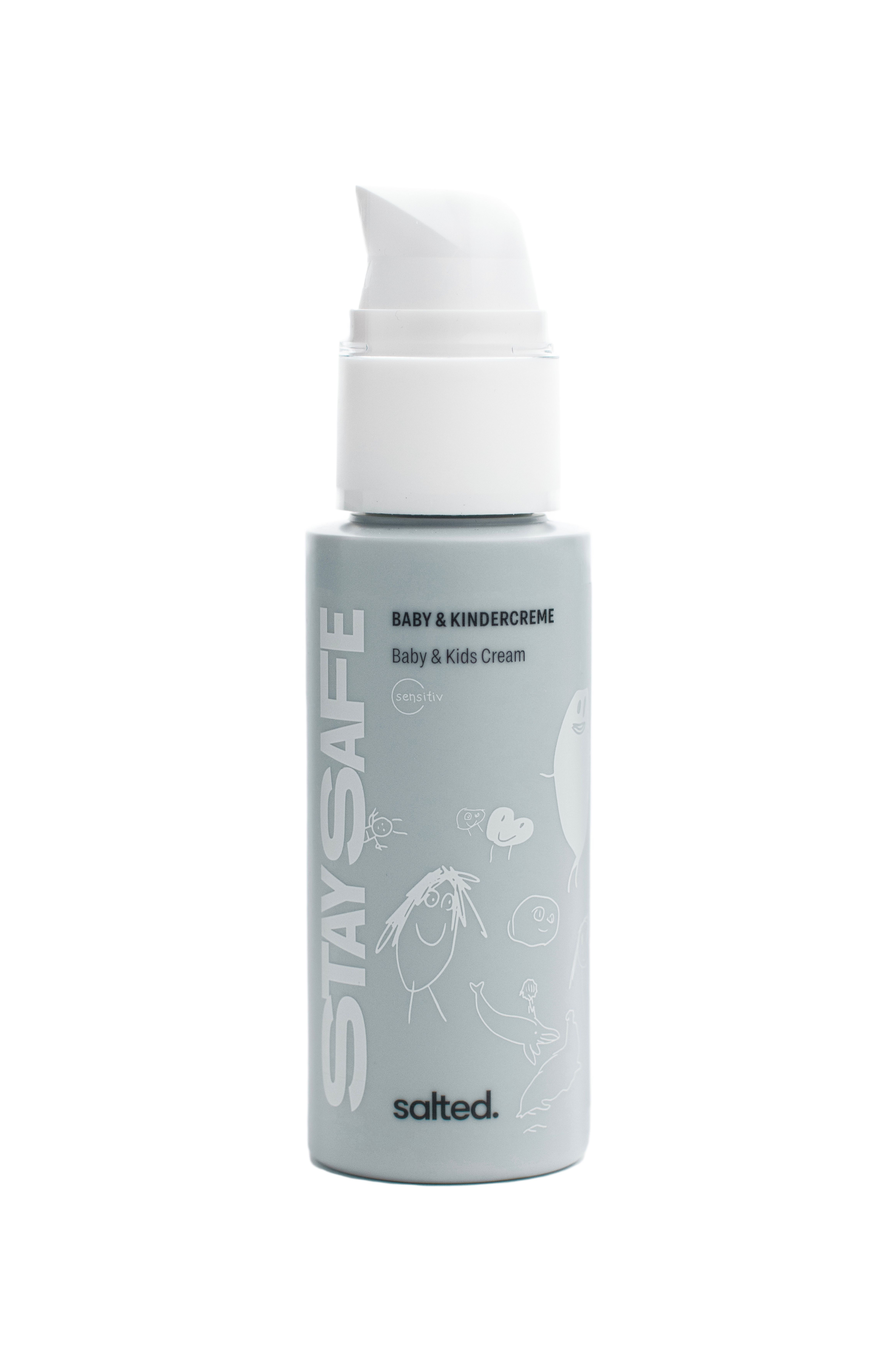 Graue Creme-Spenderflasche mit Aufschrift Baby & Kindercreme. Auf der Flasche steht "Stay Safe" und "salted."