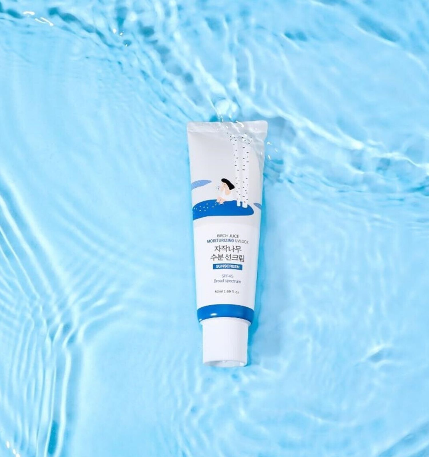 Tube mit Birkenmotiv auf blauem Wasserhintergrund. SPF 50+ PA++++.