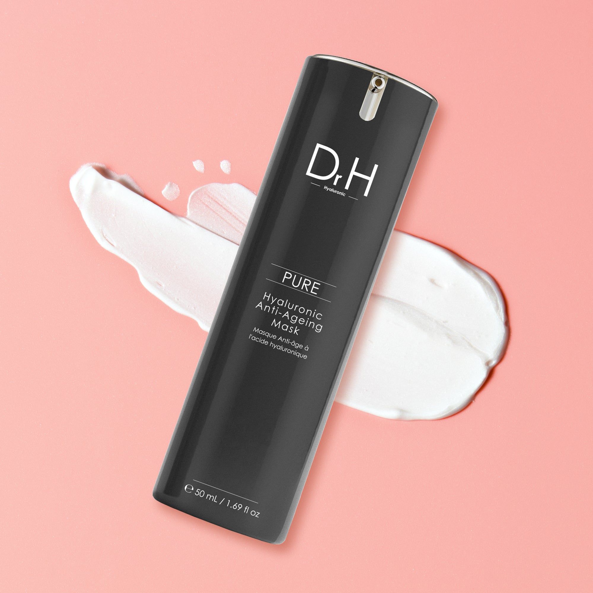 Dunkle Flasche mit silbernem Deckel. Aufschrift: Dr. H, Pure Hyaluronic Anti-Ageing Mask. Produkt auf weißem Klecks.