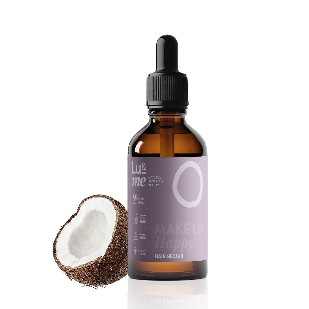 Braune Glasflasche mit Pipette, lila Etikett. Aufschrift: MAKE LU HAPPY HAIR NECTAR. Daneben eine Kokosnuss-Hälfte.
