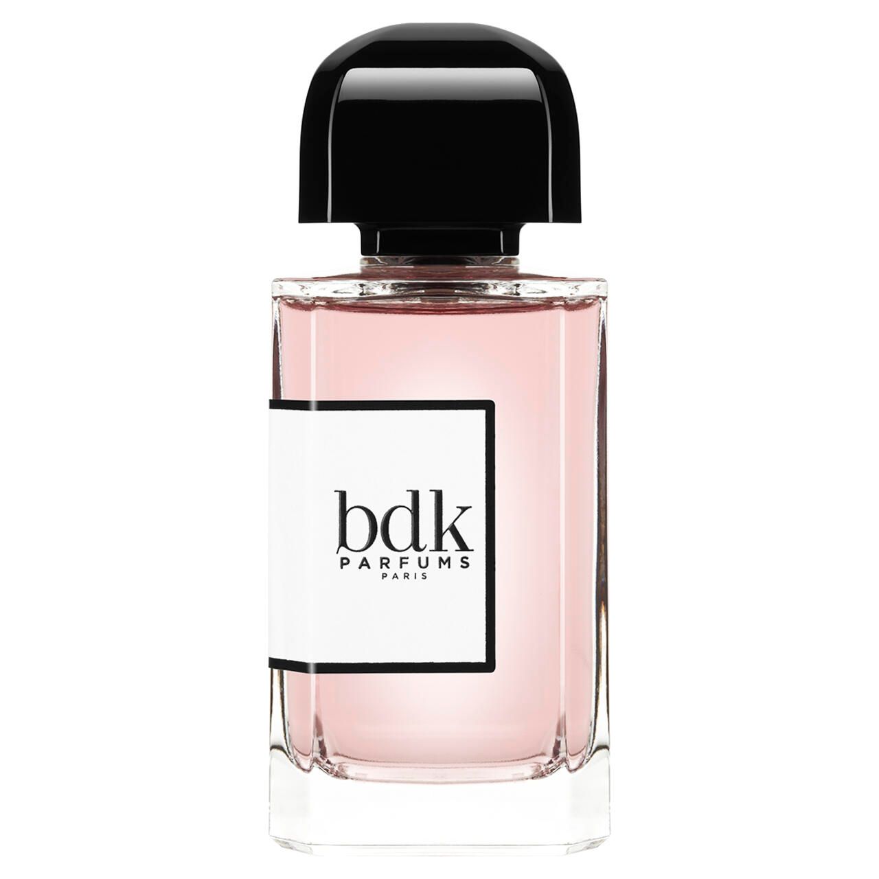 Parfümflakon mit schwarzem Verschluss und weißem Etikett mit "bdk PARFUMS PARIS". Rosa Flüssigkeit sichtbar.