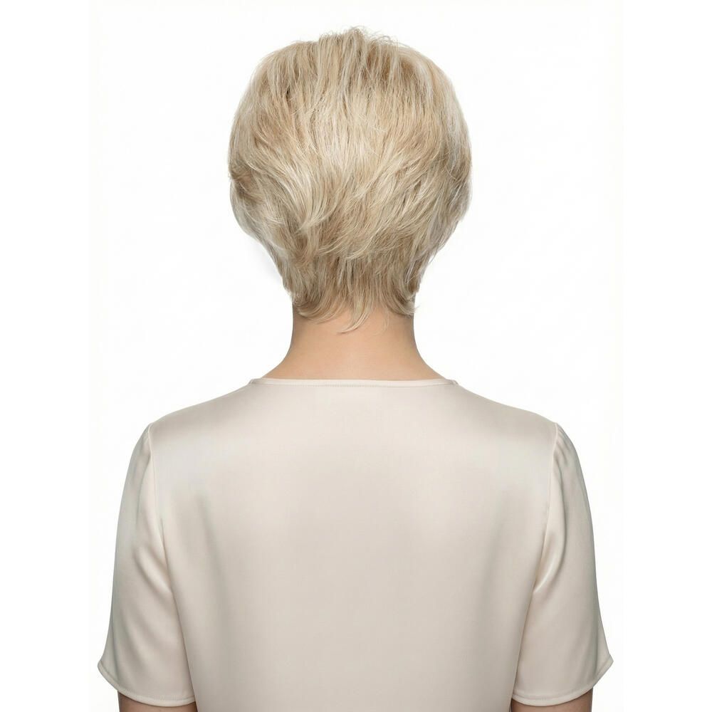 Blonde Perücke mit kurzem Schnitt. Frau mit hellem Oberteil. Rückansicht.