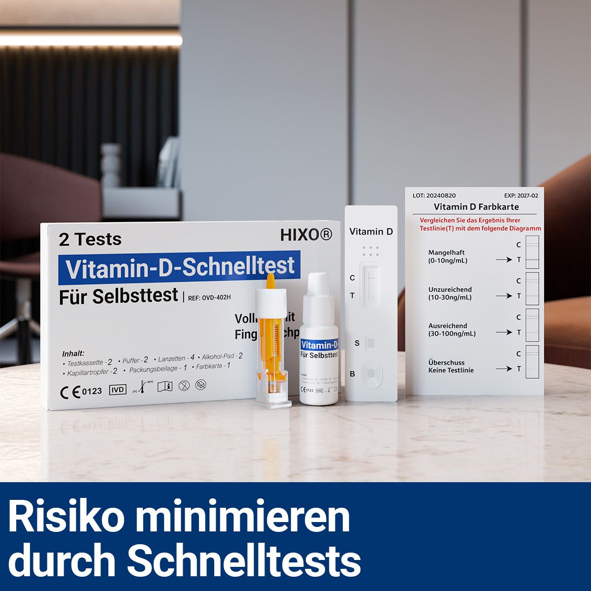Testkit mit Testkassette, Fläschchen und Farbkarten auf Tisch. Text: 'Vitamin-D-Schnelltest'. Hintergrund: Büro.