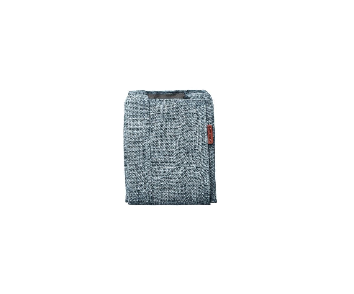 Blau-grauer Vorfilter. Rechteckige Form, Stoffstruktur. Kleines braunes Etikett an der Seite.