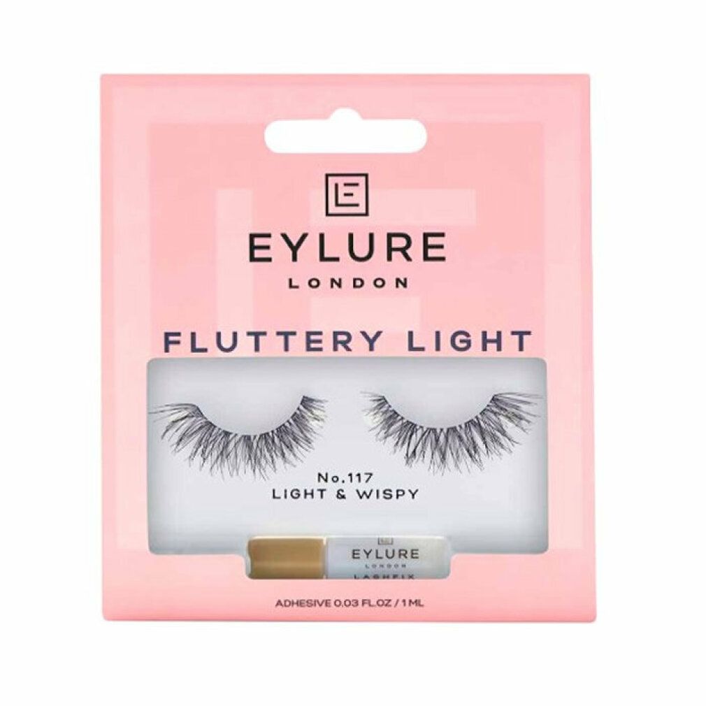 Eylure Wimpern-Set. Rosa Verpackung mit Wimpern, Kleber und Produktnamen. Text: Fluttery Light, No.117 Light & Wispy.