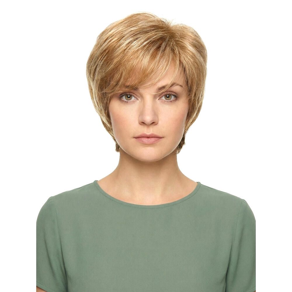 Kurzhaarperücke, blond-braun meliert, mit Pony. Frau trägt ein grünes Oberteil. Frontansicht.